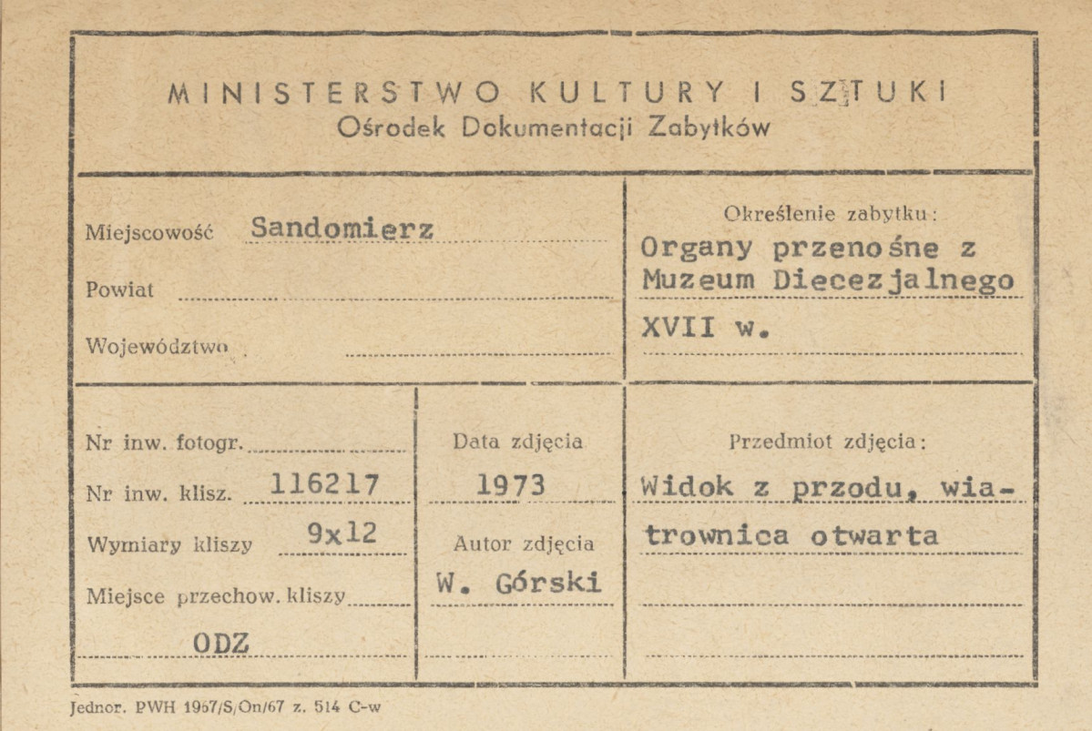 Muzeum Diecezjalne - organy przenośne, widok z przodu z otwartą wiatrownicą - metryczka, skan 1