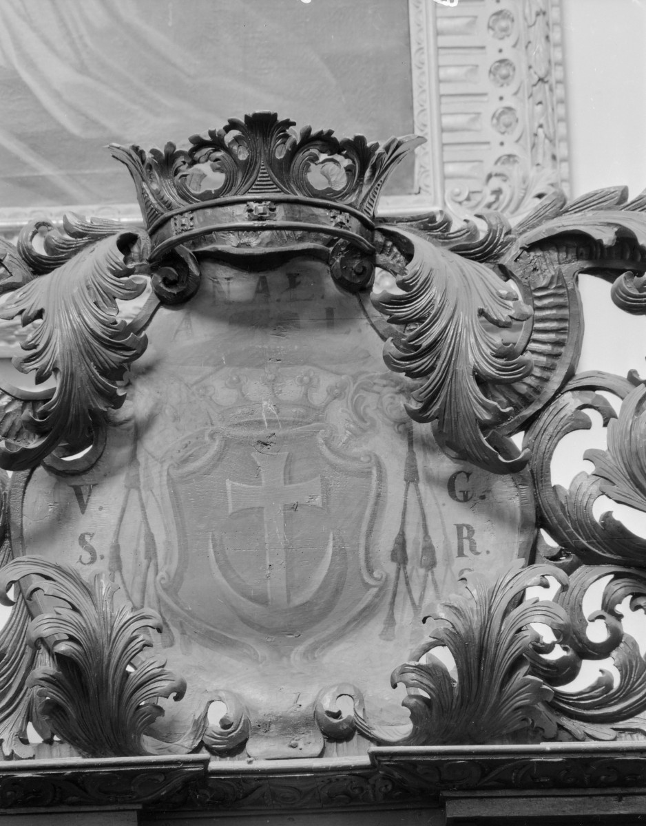 Kościół pw. NMP i św. Mikołaja - wnętrze: stalle. Kartusz na zwieńczeniu., skan 1