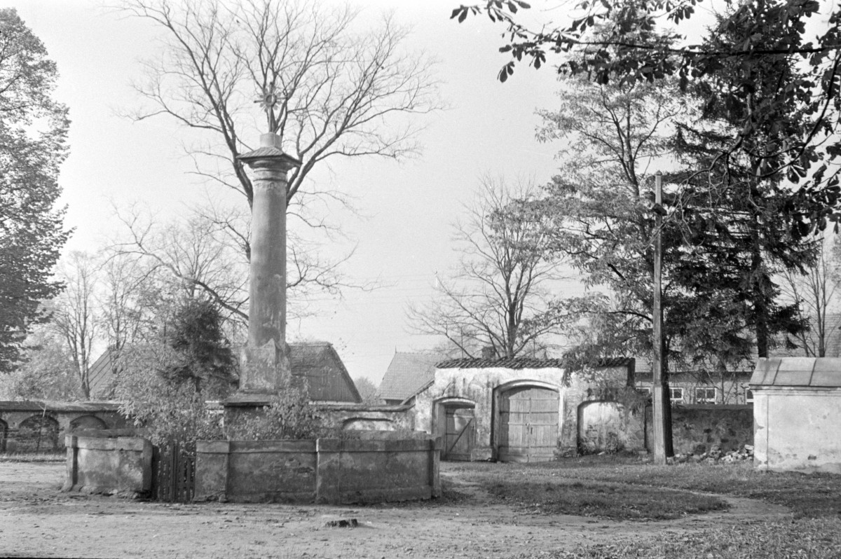 klasztor, kościół, ob. parafialny pw. Imienia Jezus - fragment dziedzińca, skan 1