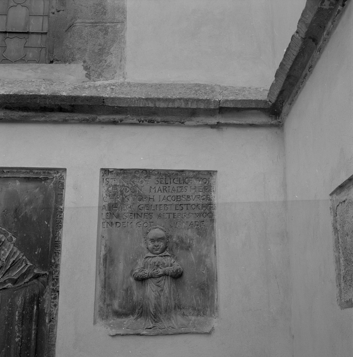 Kościól p.w. św. Marcina - elewacja z epitafium Marii Iacobs, córki Christopha mieszkańca Jawora, zmarłej 2 lutego 1608 roku mając zaledwie 5 tygodni, skan 1
