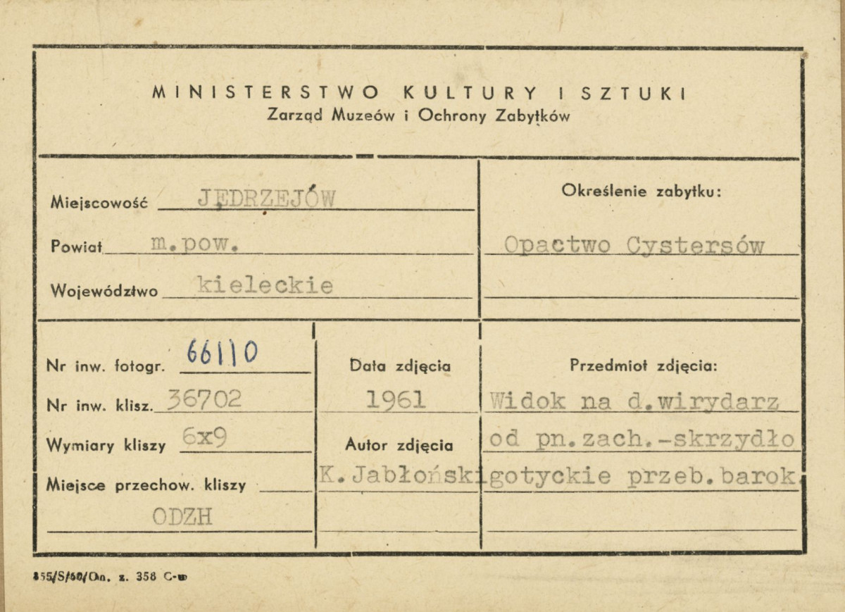 Zespół klasztorny - widok fragmentu zabudowy - metryczka, skan 1