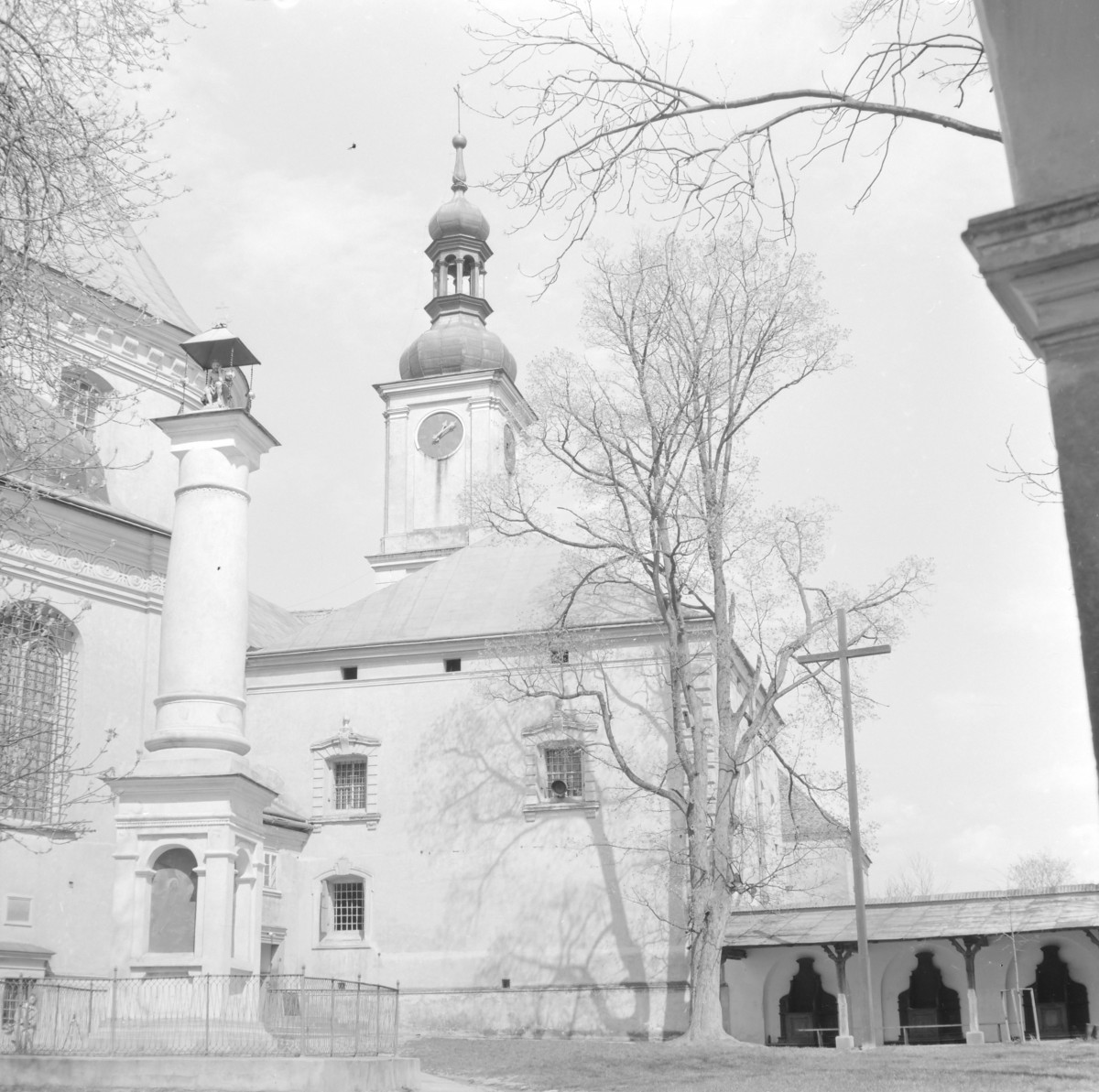 zespół klasztorny oo. Bernardynów - budynek w którym mieści się zakrystia, elewacja, 1618-1628, skan 1