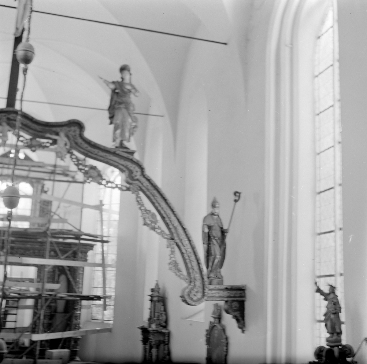 kościół, ob. parafialny rzymskokatolicki pw. Wniebowzięcia Najświętszej Marii Panny, w zespole klasztornym Norbertanek - wnętrze: łuk tęczy - rzeźba Św. Jana Ewangelisty i nn. biskupa, skan 1