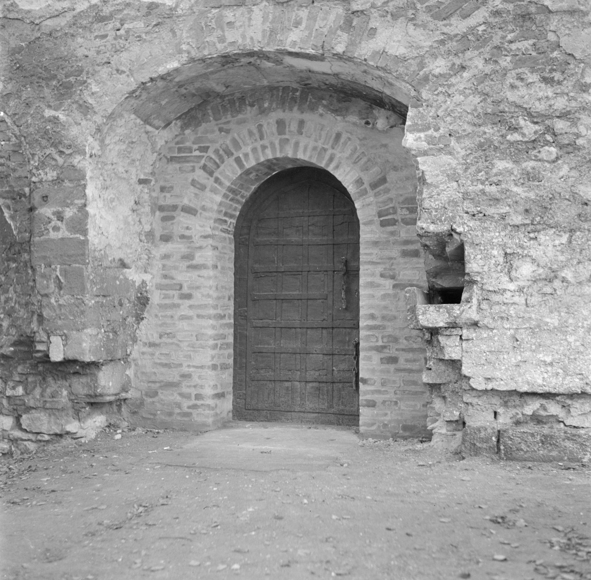 klasztor Benedyktynów - portal w skrzydle z biblioteką, skan 1