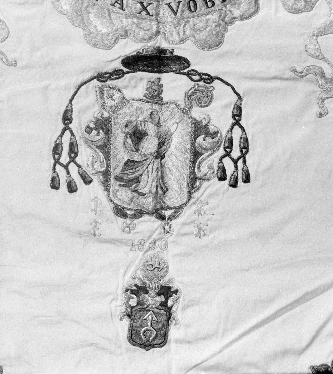 Skarbiec Katedralny - Gremiale bp T. Kuliwskiego. 1890. Fragment haftu i insyg. herbowe z godłem. Kartusz z labrami i klejnotem., skan 1