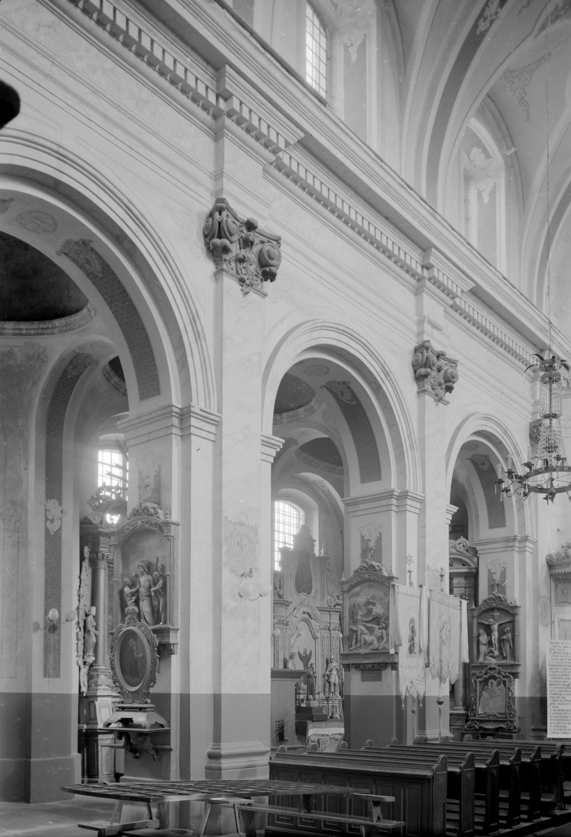  Kościół Przemienienia Pańskiego - wnętrze: nawa główna z widocznym sklepieniem kolebkowym oraz nawa boczna ze stacjami drogi krzyżowej na filarach., skan 1