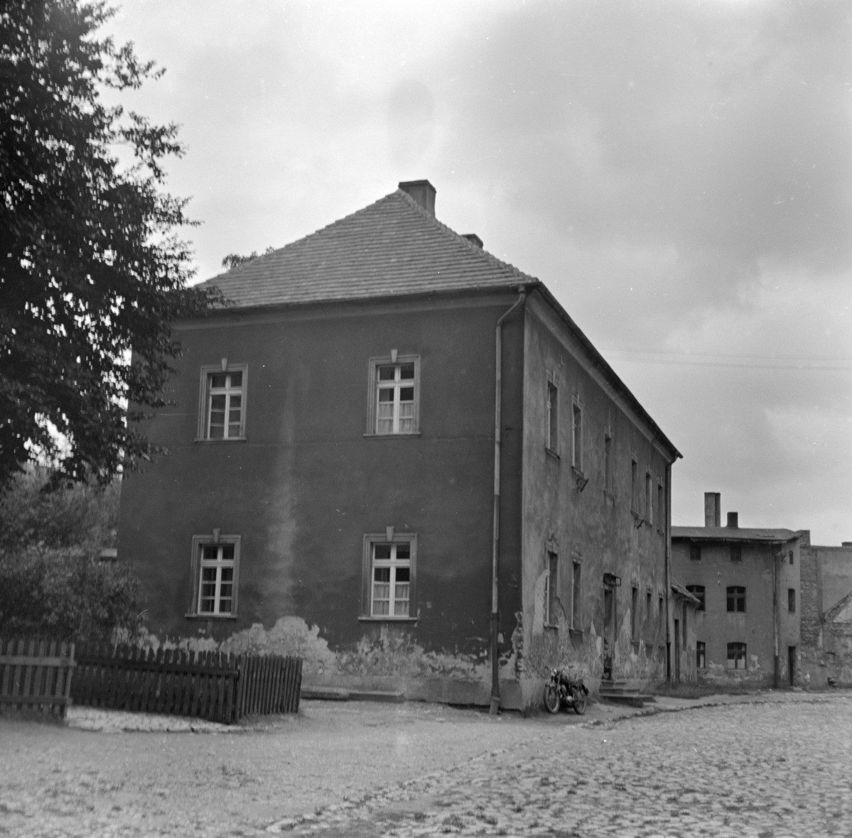 plebania, ob. dom - elewacja frontowa i boczna, skan 1