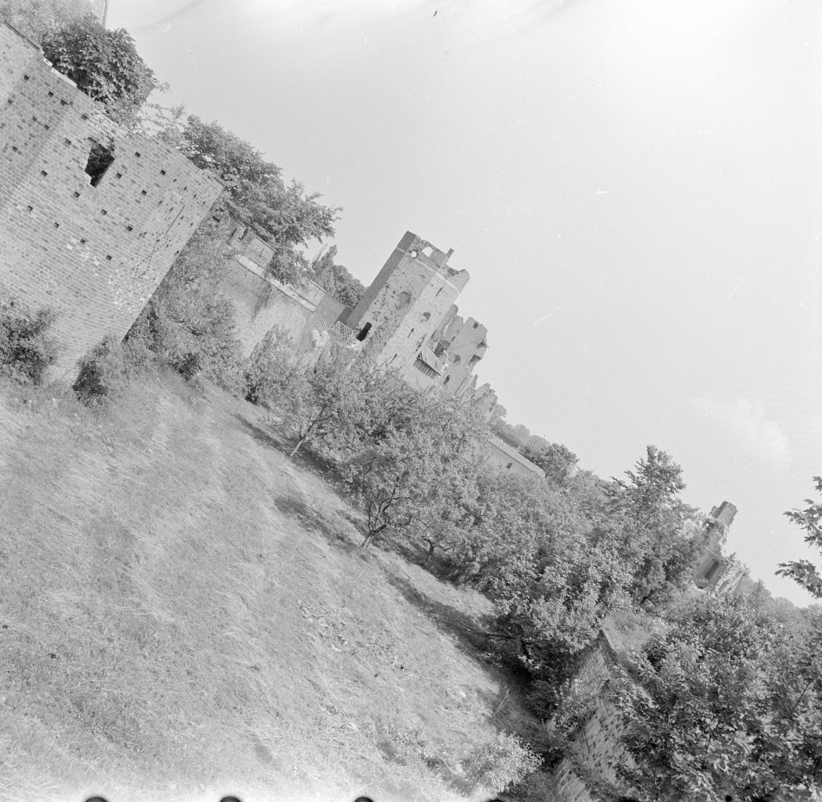 zamek krzyżacki - zespół zamku krzyżackiego - fragment ruin - widok od południa, skan 1