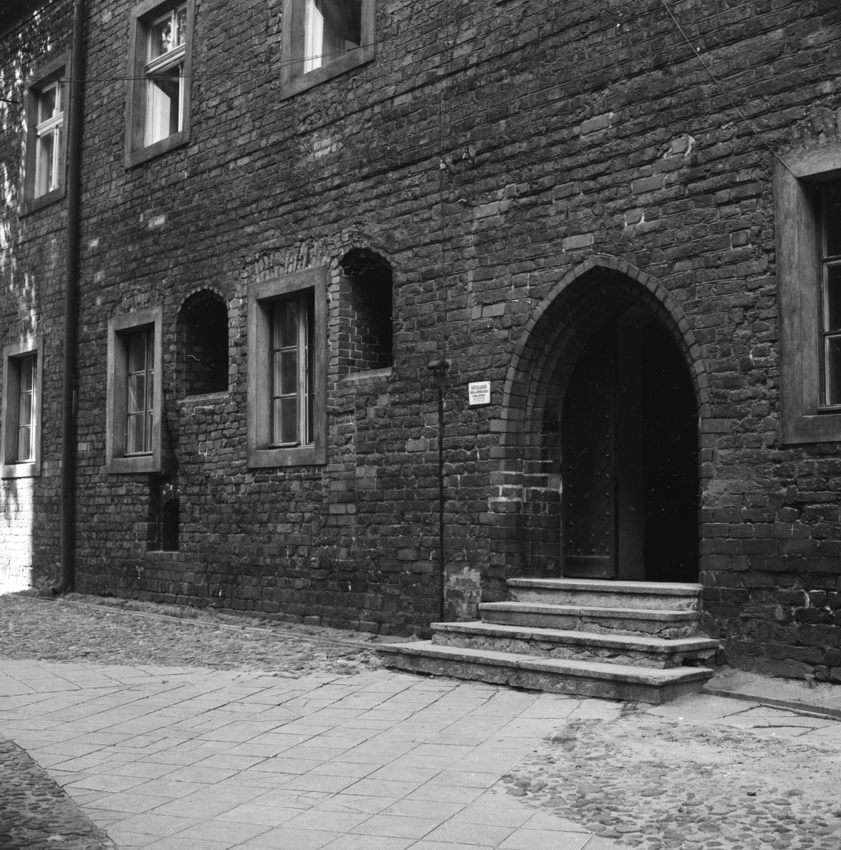 dom parafialny przy kościele św. Mikołaja - elewacja, portal, skan 1