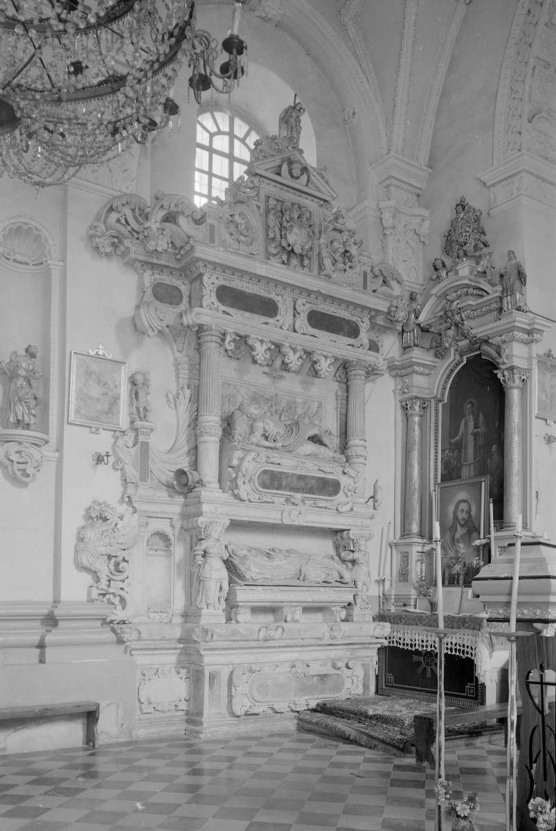 Kościół Wniebowzięcia Najświętszej Maryi Panny - wnętrze: nawa boczna z ołtarzem i nagrobkiem Anny i Pawła Uchańskich., skan 1