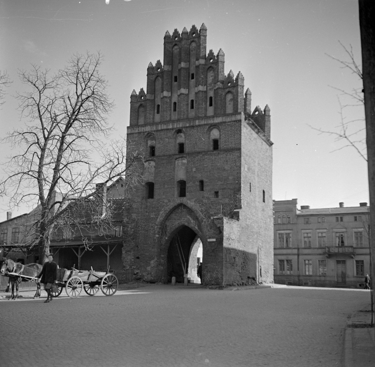 Brama Chełmińska z dawnymi obwarowaniami, ok. 1370 - widok ogólny, skan 1