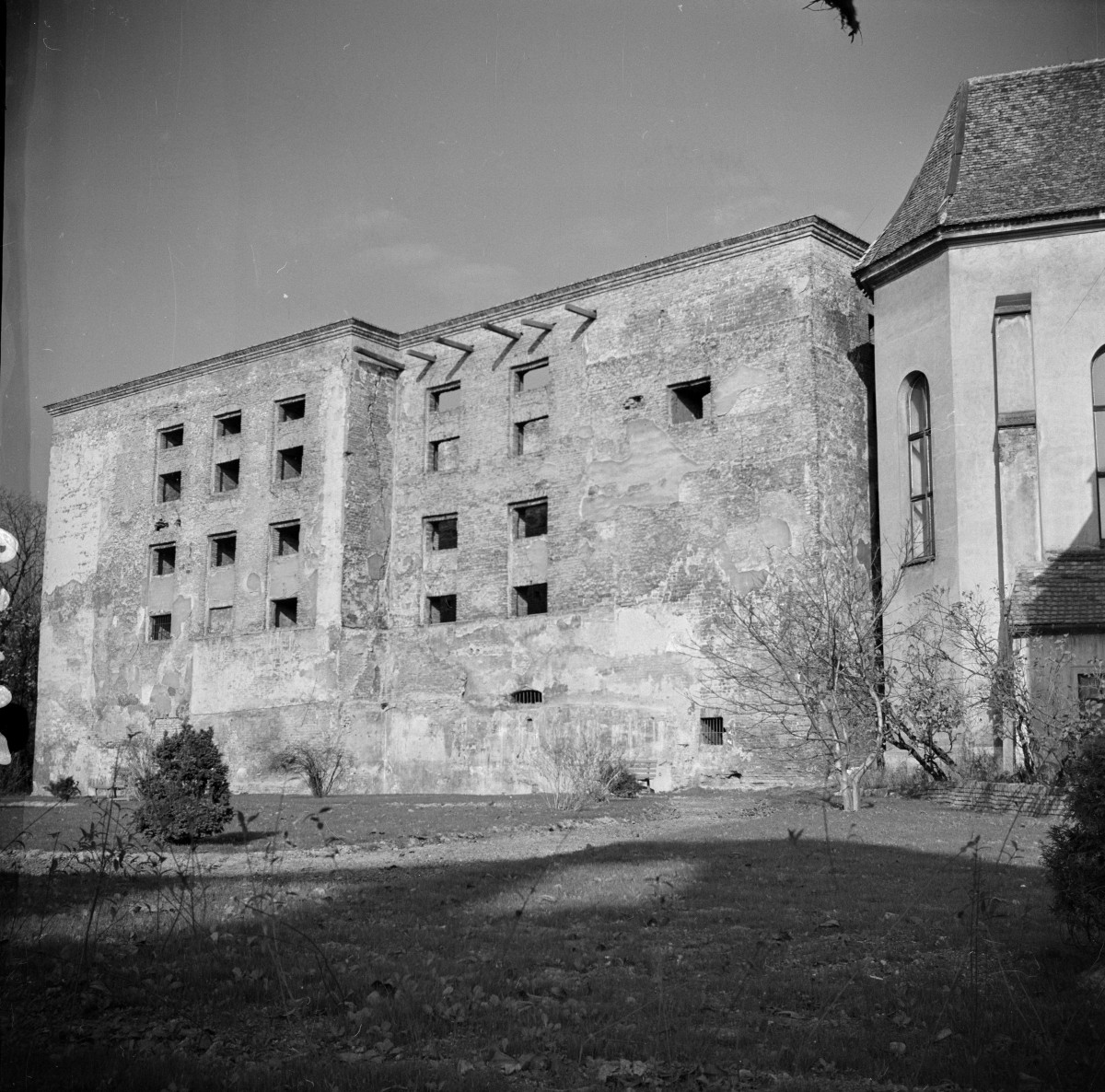 zespół zamkowy z kaplicą - elewacja boczna, skan 1