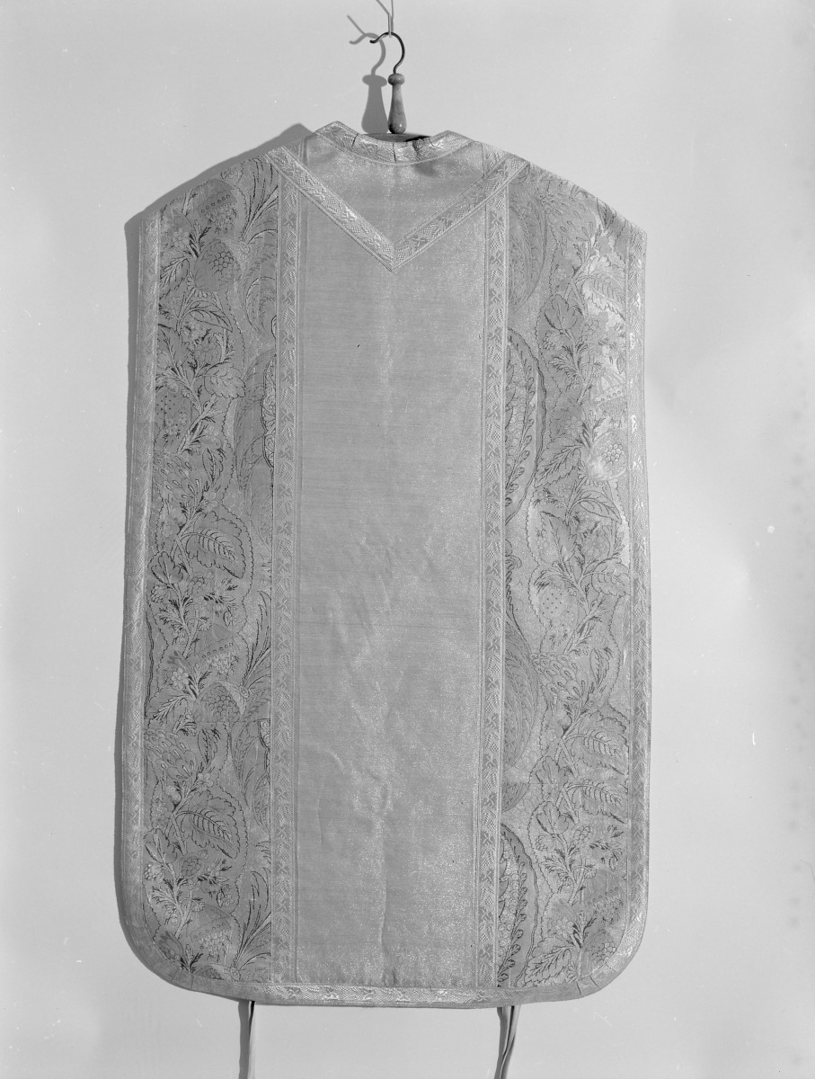 Kościół pw. Wniebowzięcia NMP i Świętego Józefa - ornat biały, 1730-35, Francja, skan 1