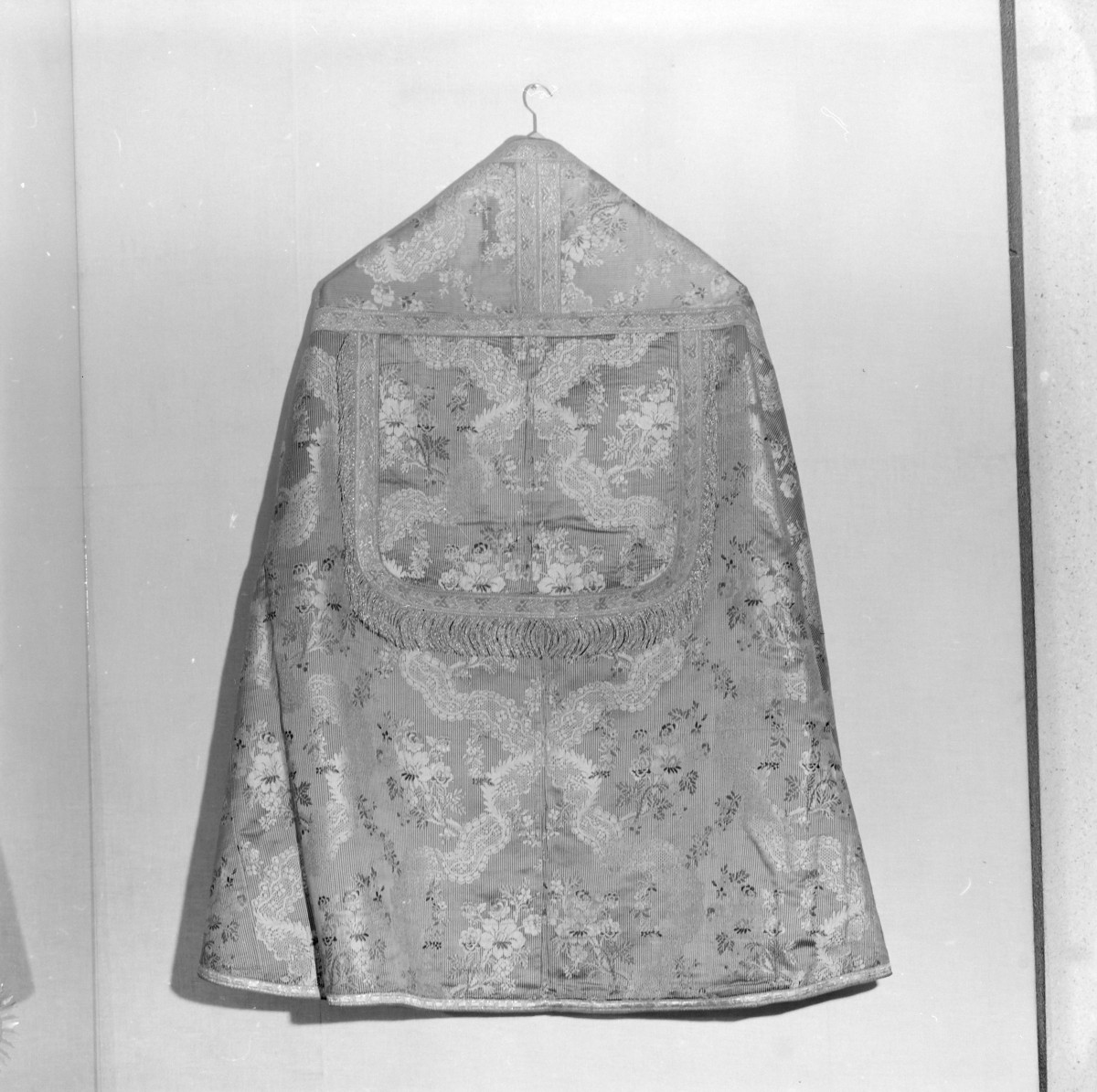 Skarbiec Katedralny - Kapa. Francja. 1760 - 65. Całość, tył., skan 1
