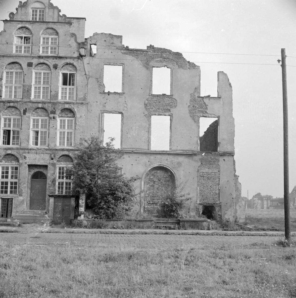kamienica ul. Linki - ruiny w okolicy domu nr 35, skan 1