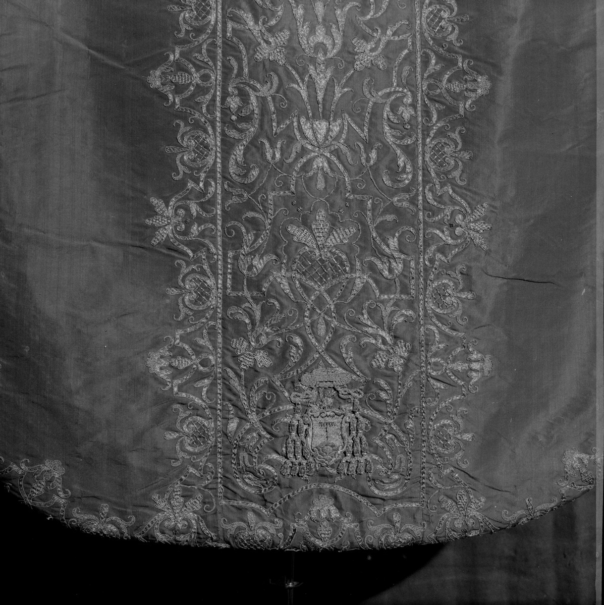 Skarbiec Katedralny - Ornat. Polska ok. 1737-47. Haft dolnej części kolumny., skan 1