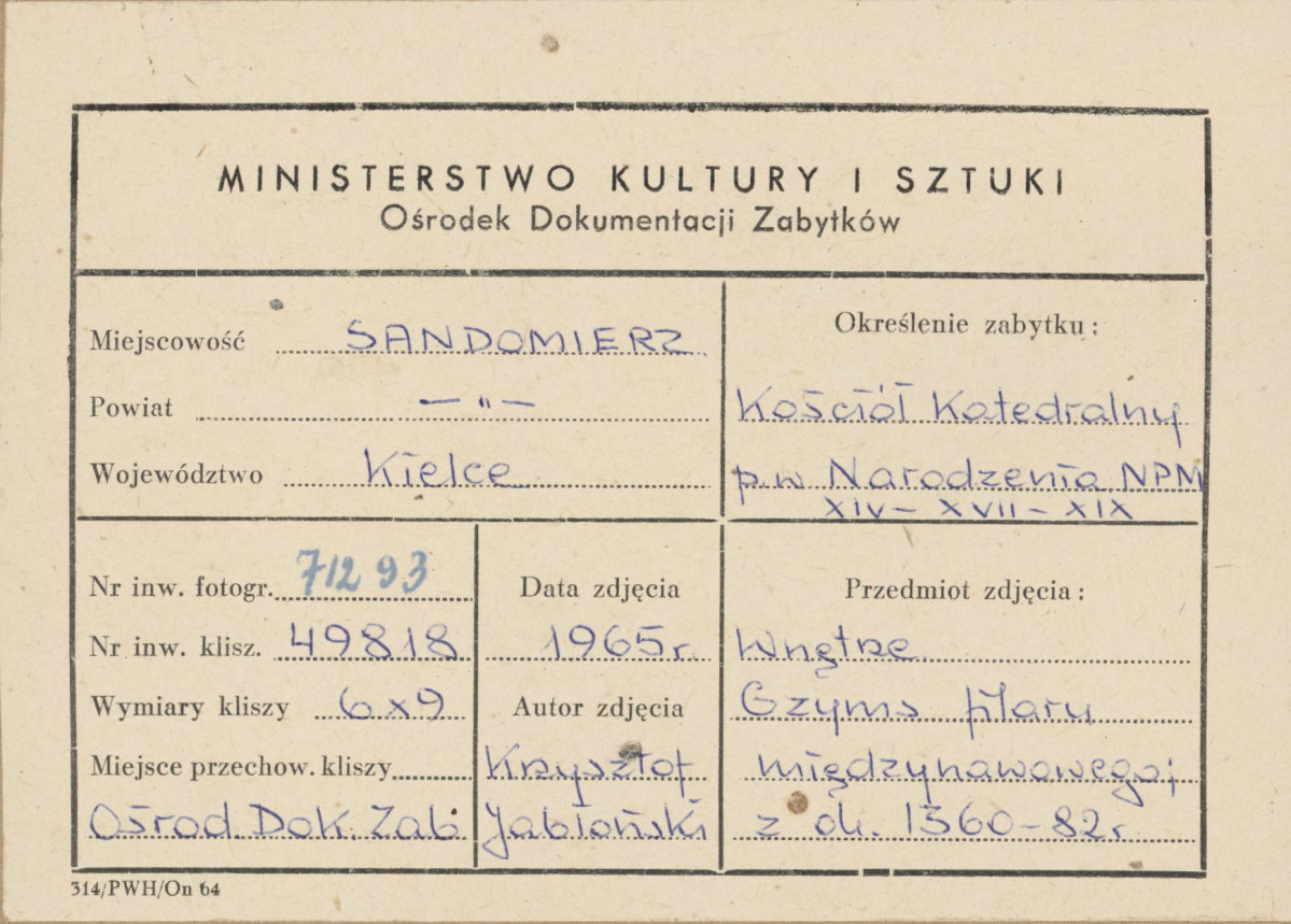 Katedra - wnętrze, widok na gzyms filaru międzynawowego - metryczka, skan 1