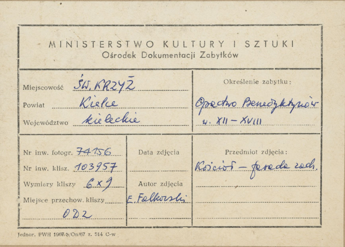 Zespół klasztorny na Świętym Krzyżu - widok od strony płd. - zach. na elewację zach. kościoła  i fragment klasztoru z portalem - metryczka, skan 1