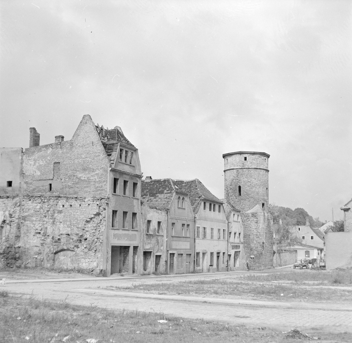 Fragment zniszczonej zabudowy miejskiej obok placu. Fragment zniszczonej wieży ratusza., skan 1