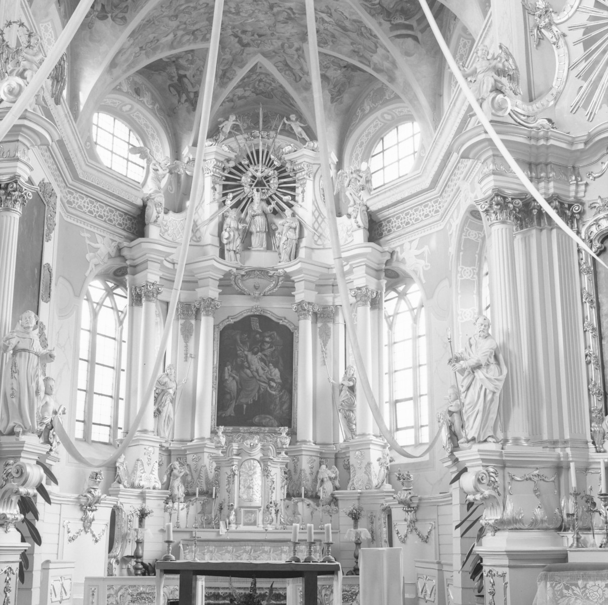 kościół św. Józefa - wnętrze: ołtarz główny z obrazem (kopia) "Zdjęcie z krzyza", skan 1