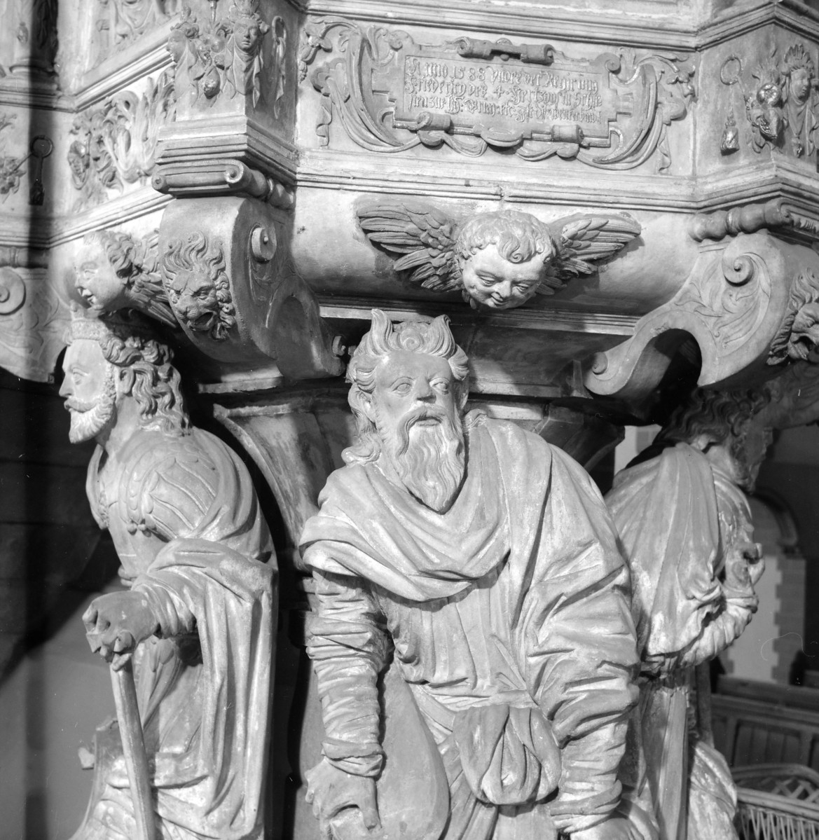 Katedra św. Apostołów Piotra i Pawła - wnętrze: renesansowa ambona z lat 1586-1588, płaskorzeźby i rzeźby na podstawie, skan 1