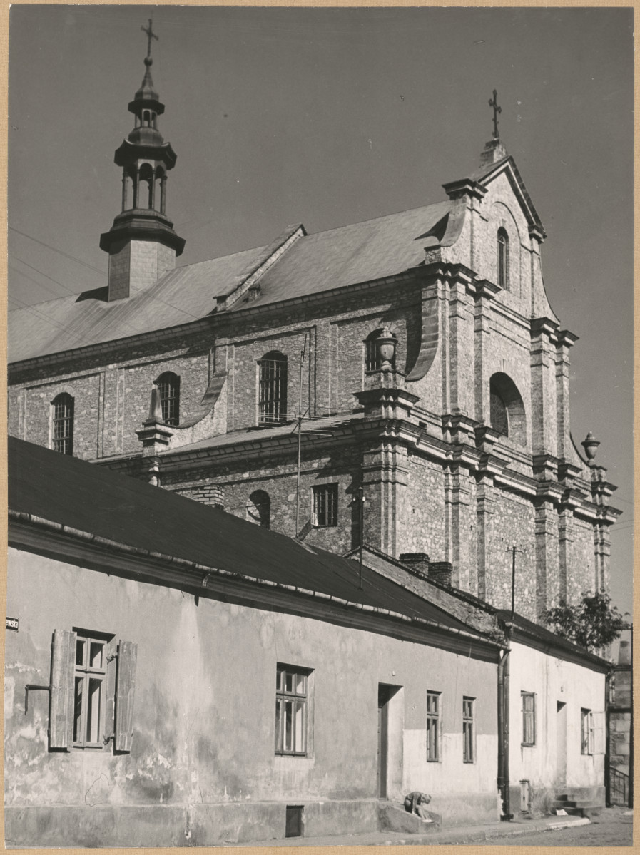 Kościół parafialny - widok na prezbiterium po przebudowie

 , skan 1