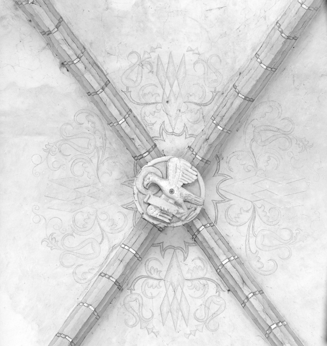 Kościół Wniebowzięcia Najświętszej Maryi Panny - wnętrze. Zwornik z wizerunkiem orła. Sklepienie nawy., skan 1