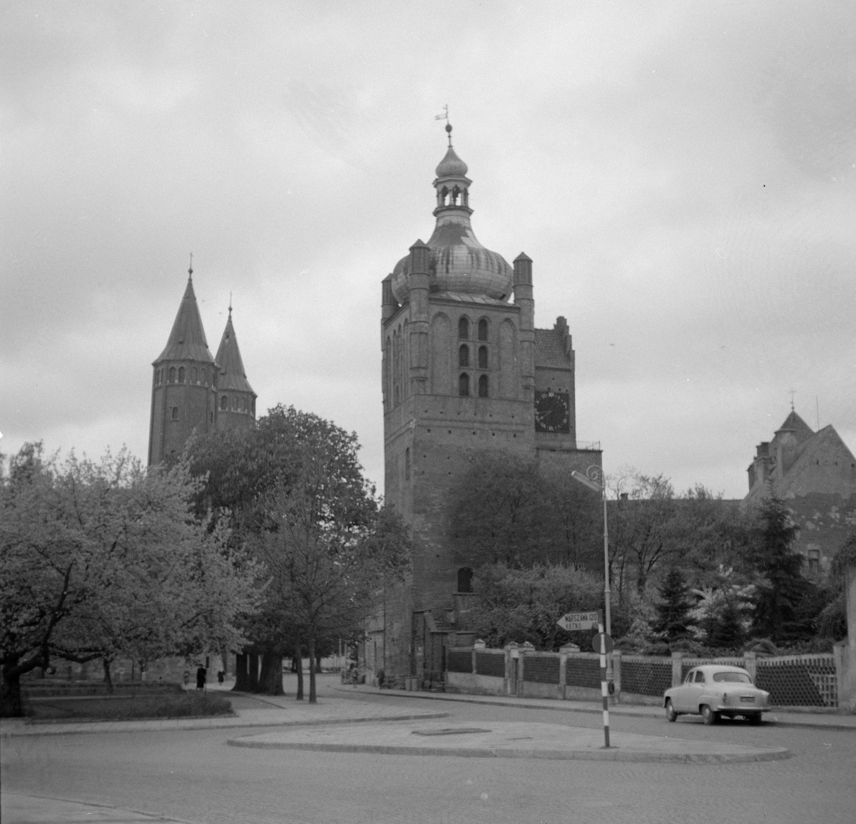 kościół pw. Wniebowzięcia Najświętszej Maryi Panny i św. Zygmunta oraz zamek książąt mazowieckich - fragment - widok od północy, skan 1