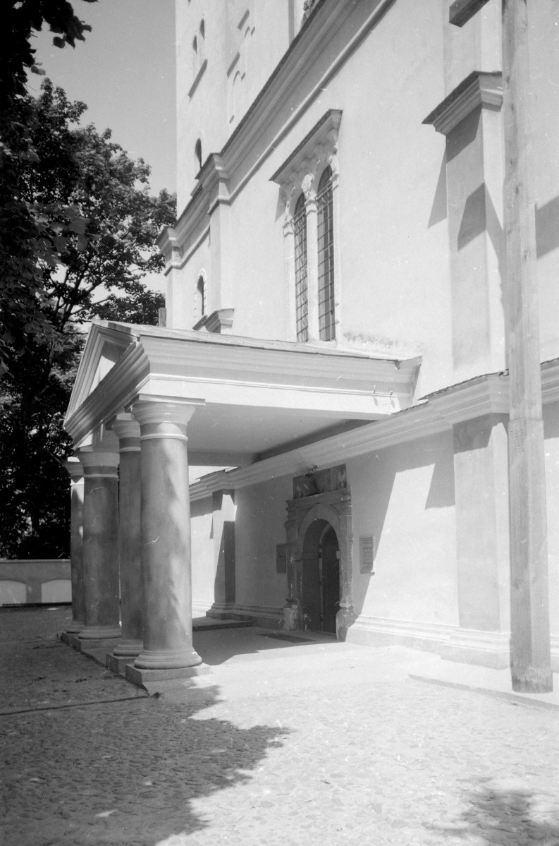Kościół parafialny pw. św. Stanisława Biskupa - fasada z portalem i portykiem., skan 1