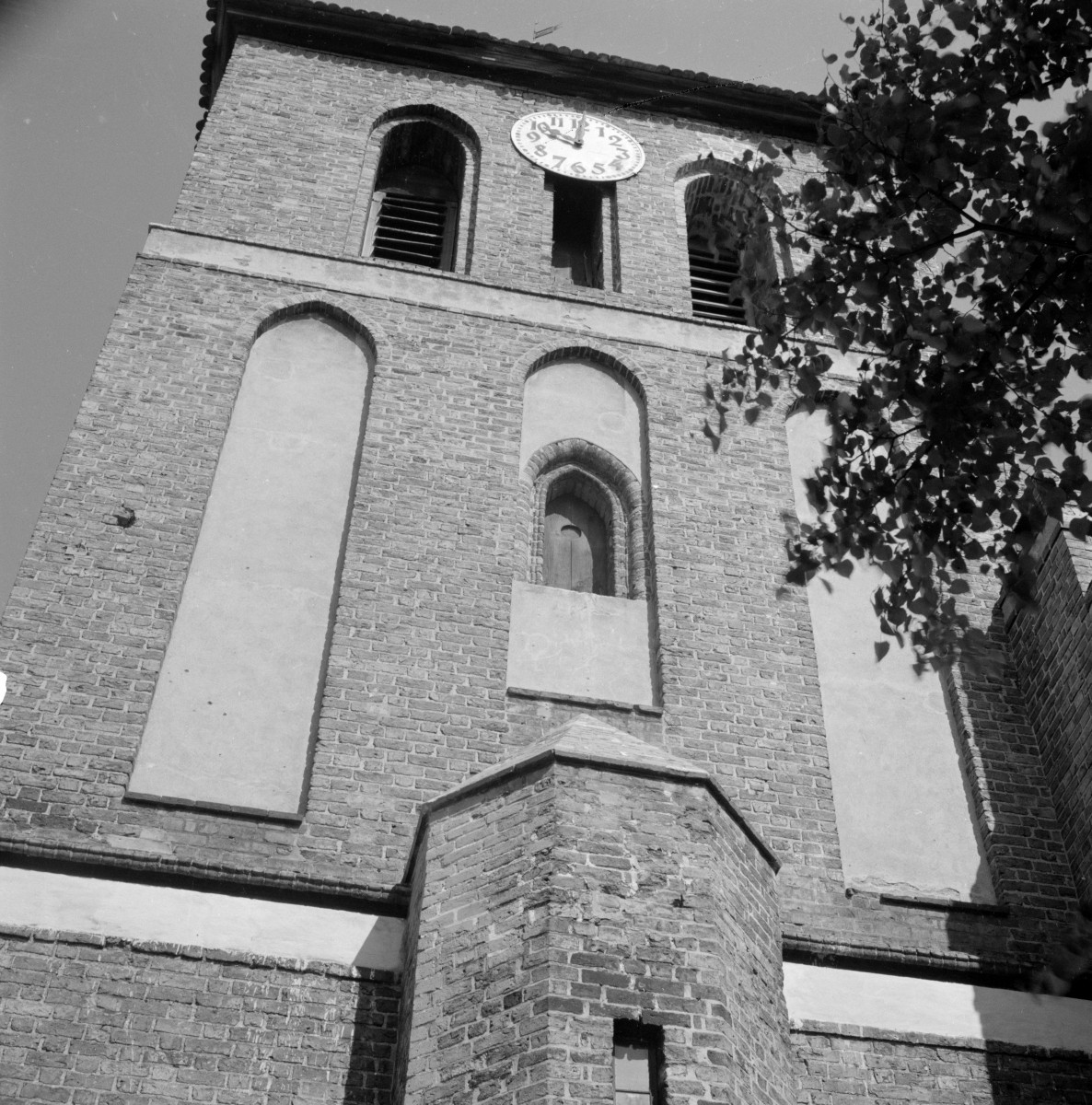 kościół parafialny pw. św. Jakuba Apostoła - elewacja południowa - fragment wieży, skan 1