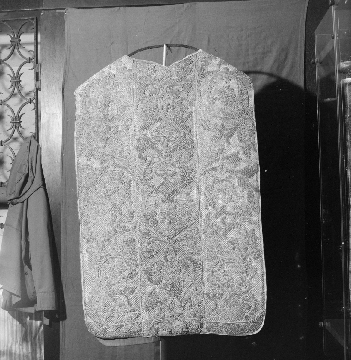 Skarbiec Katedralny - Ornat. haftowany Bp. F.K. Szaniawskiego. Polska 1720-32. Całość, tył., skan 1