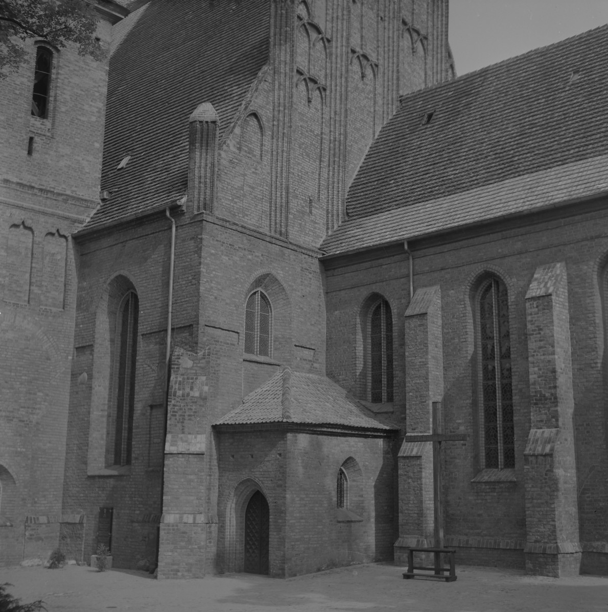  Katedra pw. św. Marcina i Mikołaja - elewacja południowa, portal, skan 1