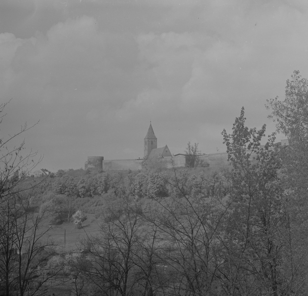 Mury obronne na odcinku z kościołem św. Ducha, widok ogólny., skan 1