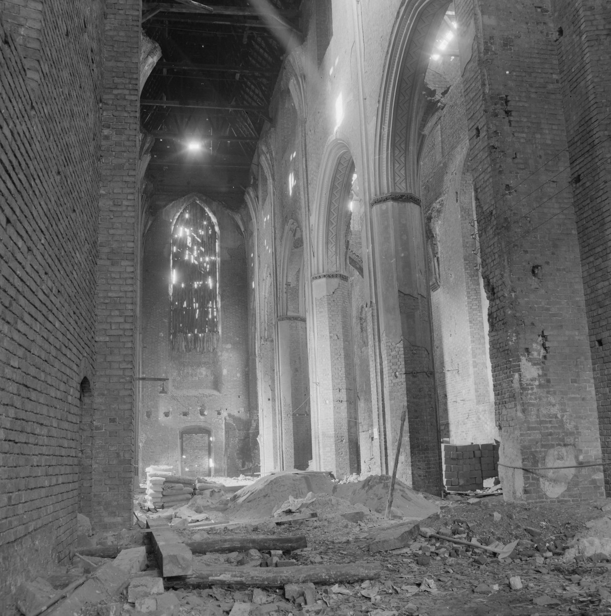 Katedra greckokatolicka św. Wincentego i św. Jakuba. Zrujnowane wnętrze. Nawa boczna., skan 1