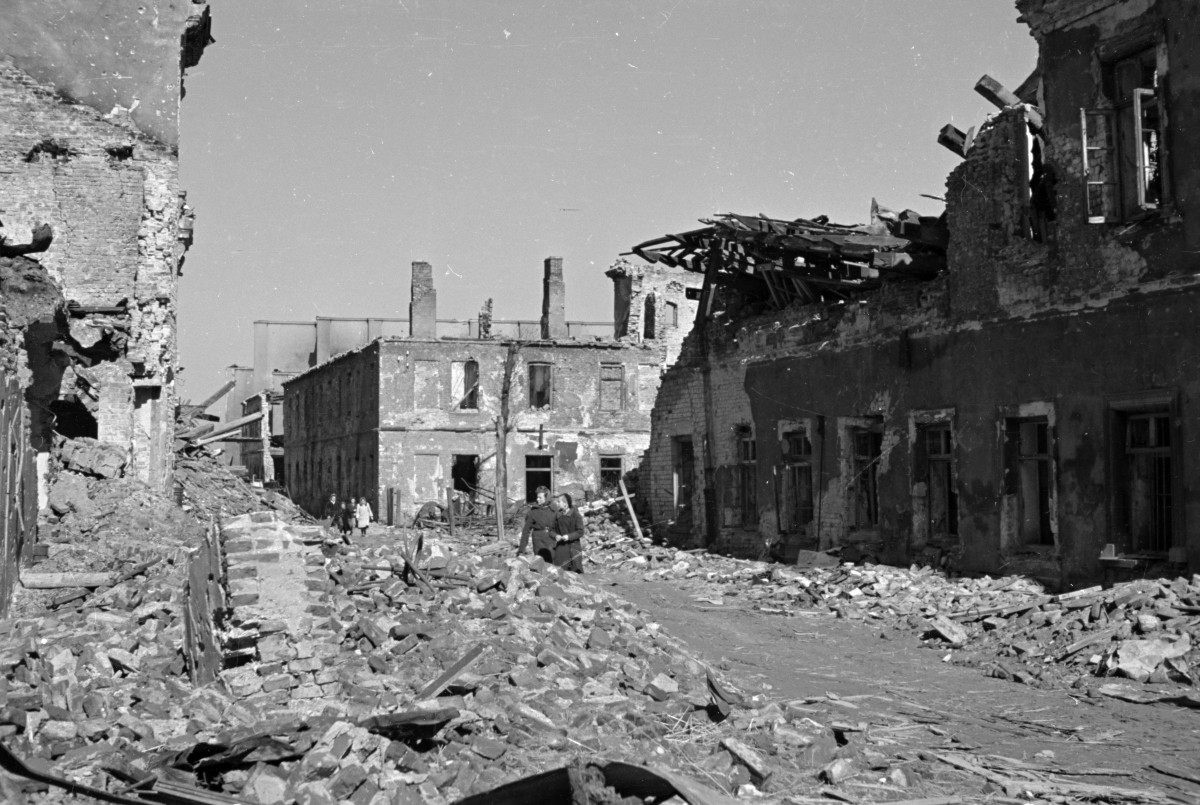 Zrujnowana zabudowa miejska, od strony ul. Freta., skan 1