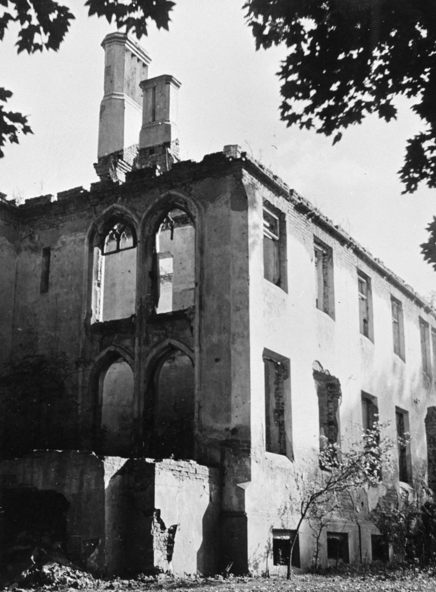 zabytkowy neogotycki pałac - elewacja zachodnia, narożnik, skan 1