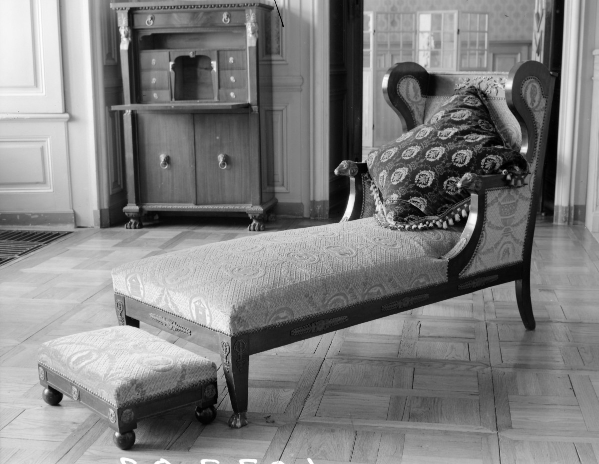 zamek magnacki Lubomirskich i Potockich - wnętrze - piętro I - Salon Paradny - szezląg, skan 1