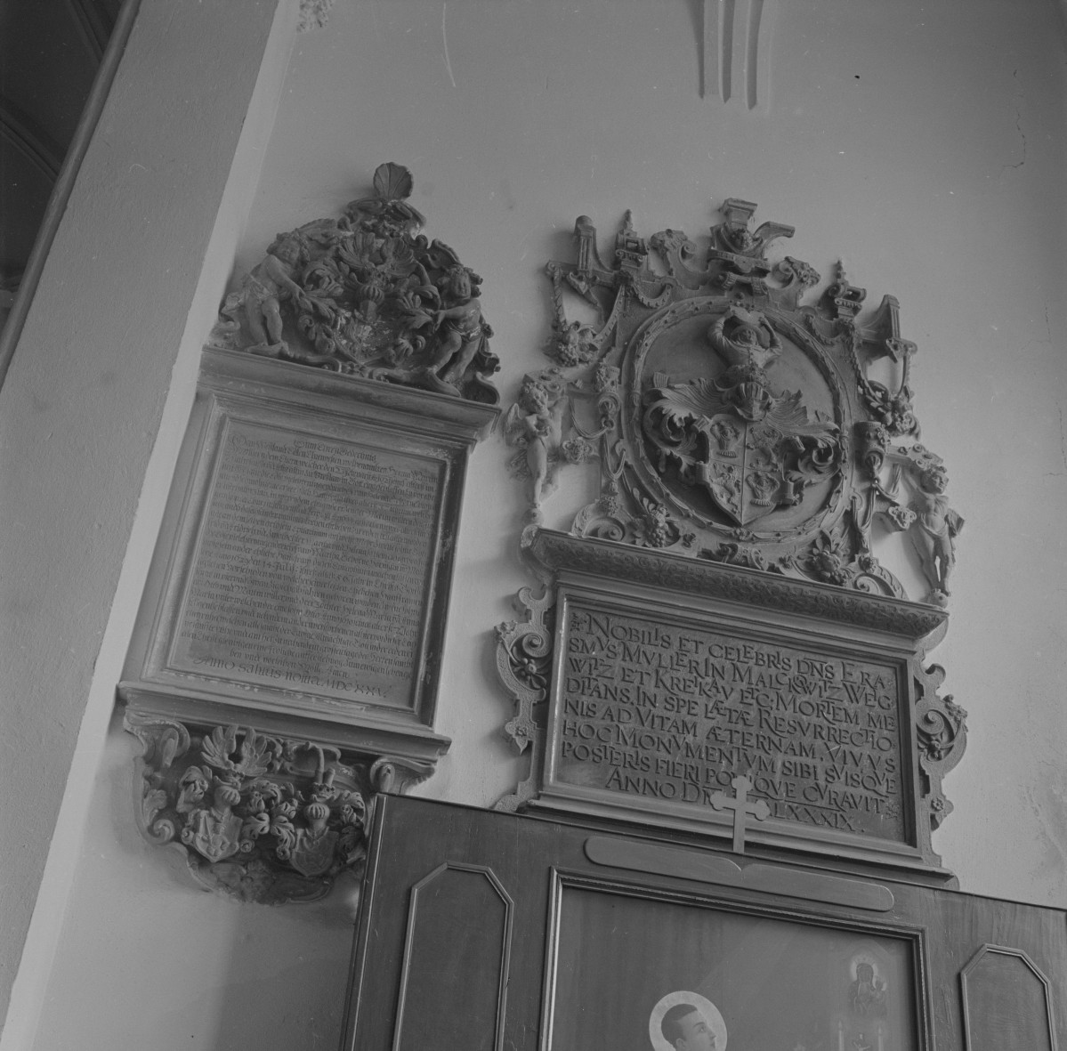 bazylika św. Elżbiety - późnorenesansowe epitafium z kartuszem, skan 1