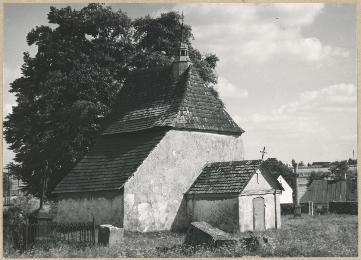 Kościół cmentarny p.w. Św. Trójcy - widok ogólny od płn-zach., skan 1