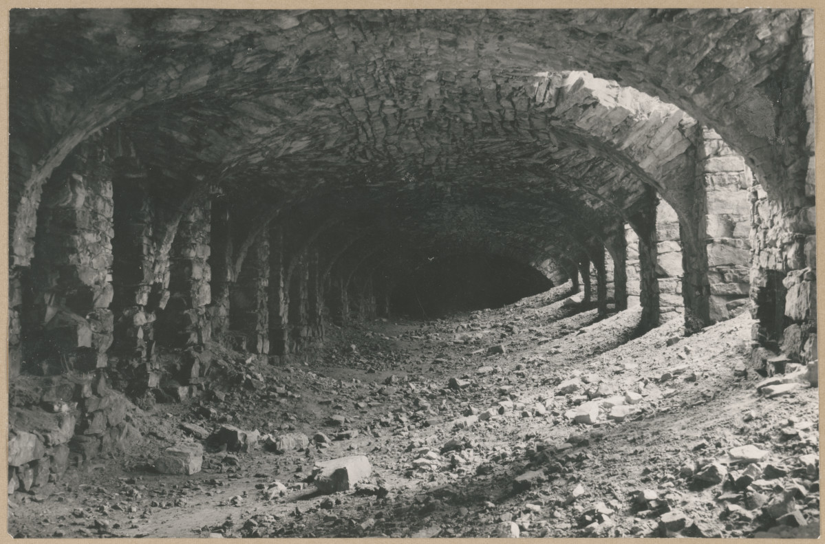 Ruiny zamku  Krzyżtopór  -  widok na podziemia, skan 1