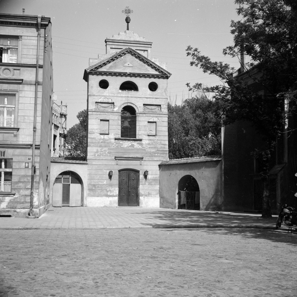 bazylika kolegiacka Wniebowzięcia - dzwonnica, widok ogólny, skan 1