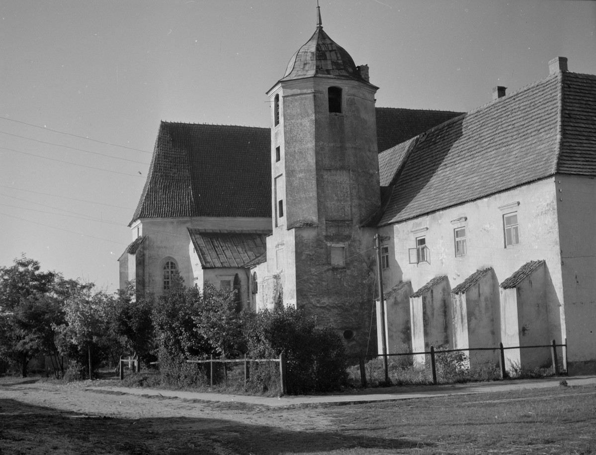 podominikański zespół klasztorny z kościołem NMP i św. Jacka - elewacja z wieżą, skan 1