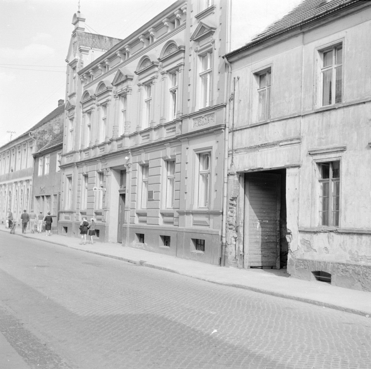 dom ul. Bohaterów Warszawy 16 - elewacja frontowa, skan 1