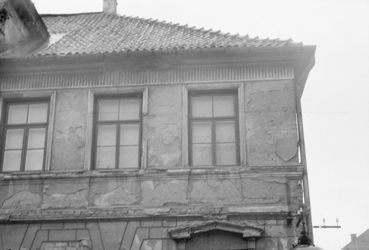 kamienica - detal architektoniczny, okna, skan 1