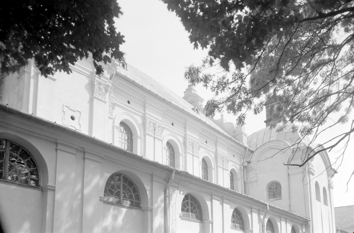 Kościół Wniebowzięcia NMP -  elewacja boczna prezbiterium, część górna z pilastrami i dekorem, skan 1