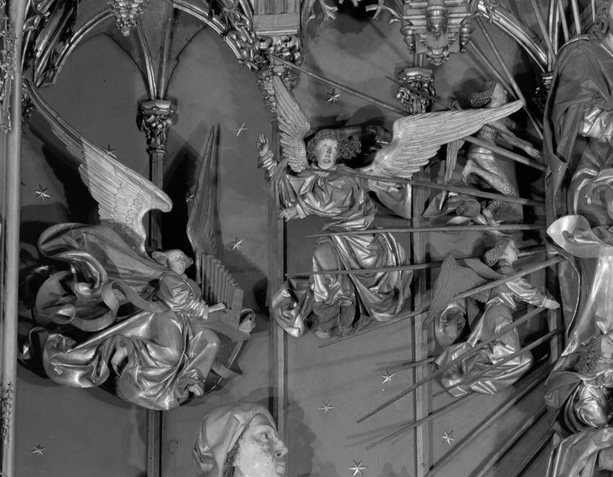 Kościół Mariacki pw. Wniebowzięcia Najświętszej Marii Panny - ołtarz Wita Stwosza: część środkowa scena: Wniebowzięcia figura aniołów, skan 1