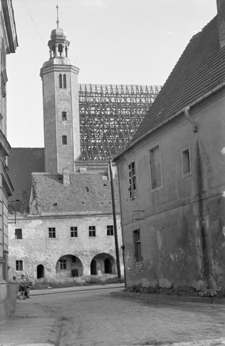 wieża oraz fragment więźby dachu nad nawą główną Kościoła pw. Najświętszego Serca Pana Jezusa w Żarach, skan 1