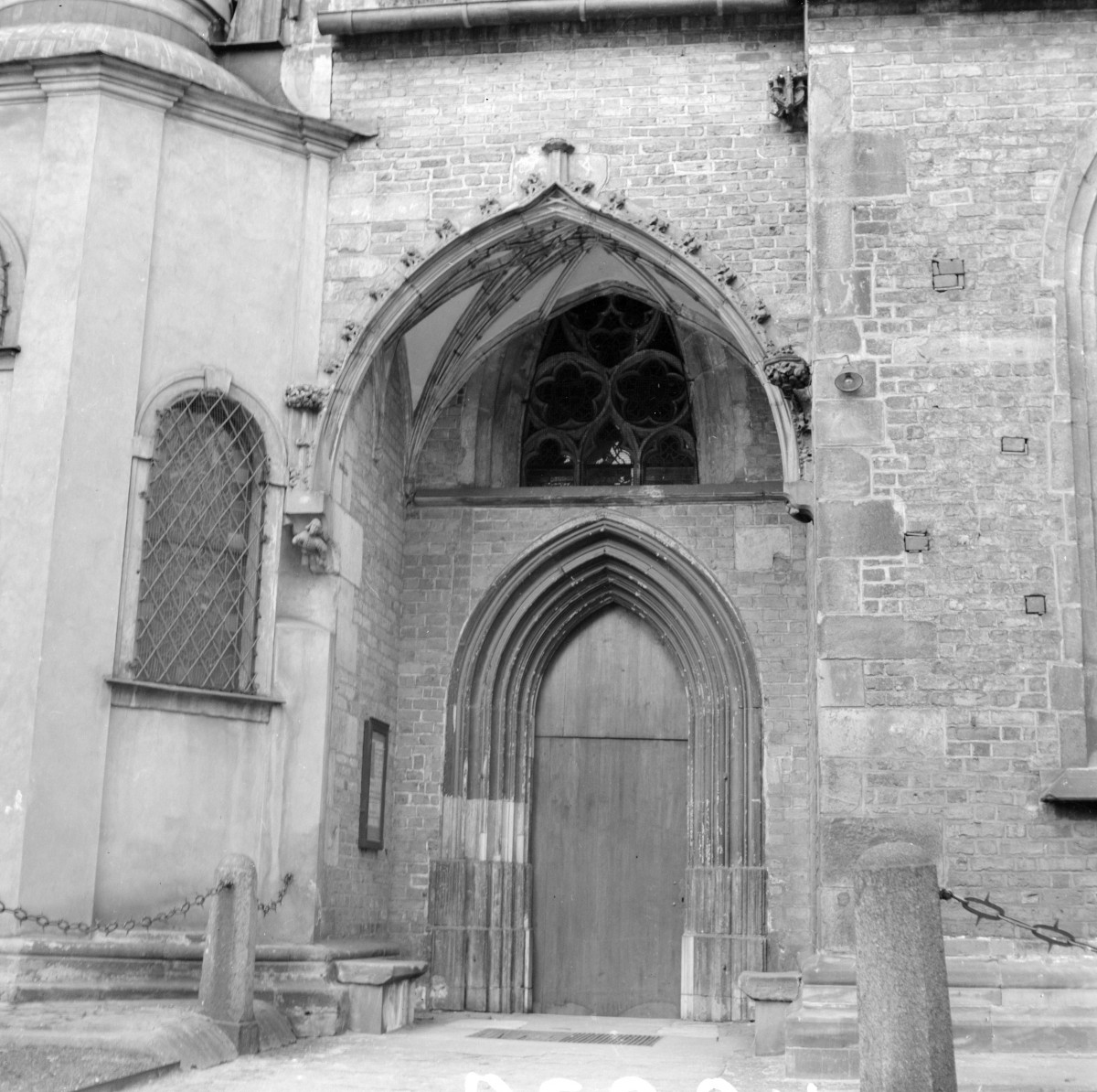 archikatedra św. Jana Chrzciciela - elewacja i portal, skan 1