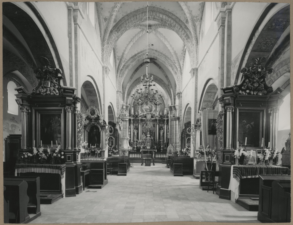 Zespół klasztorny - kościół, wnętrze , widok nawy głównej w kierunku prezbiterium, skan 1