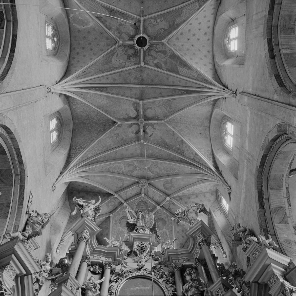 Bazylika św. Jerzego - wnętrze: nawa główna. Sklepienie krzyżowo-żebrowe. Fragment zwieńczenia ołtarza głównego., skan 1